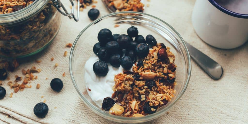  Manger des aliments entiers avec une bonne combinaison de protéines, de lipides et de glucides est essentiel pour vous aider à vaincre les nausées matinales!